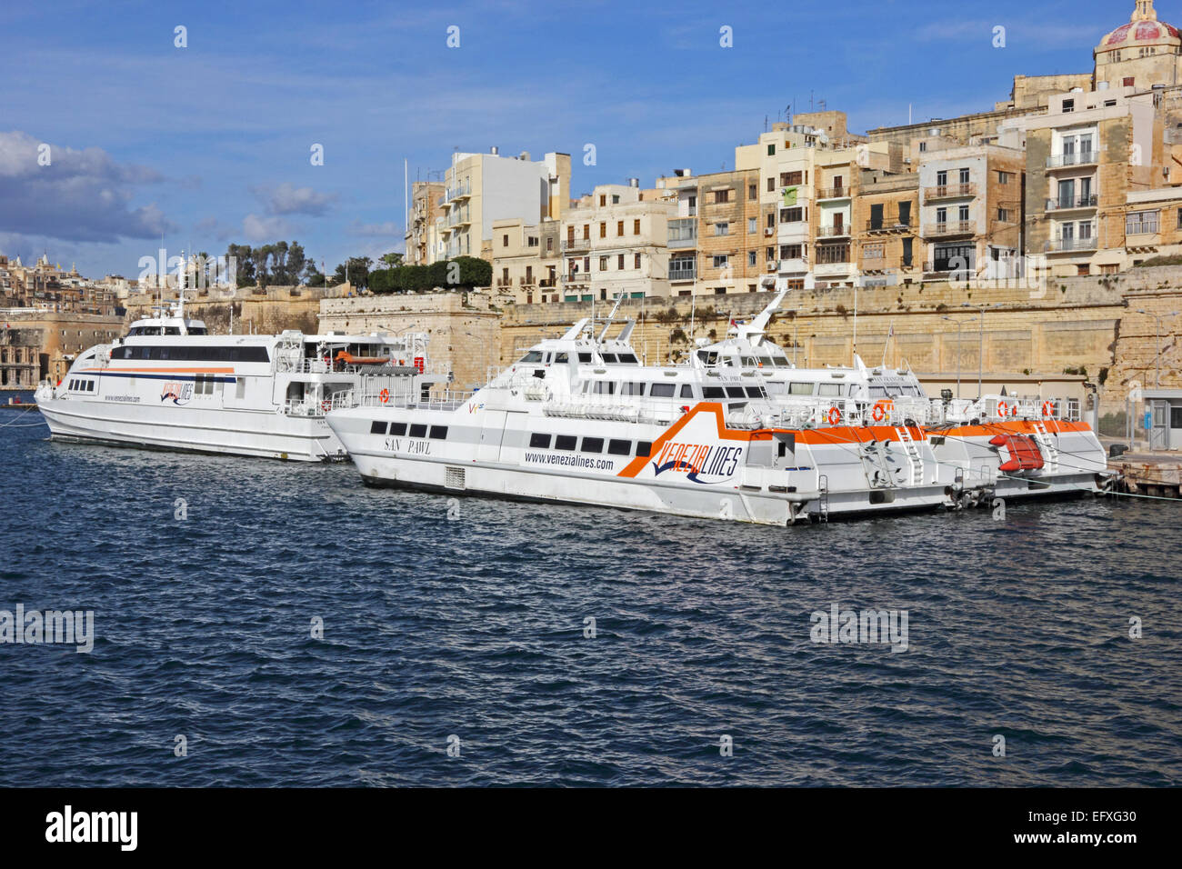Venezia Lines traghetti ormeggiati nel Porto Grande di La Valletta, Malta Foto Stock