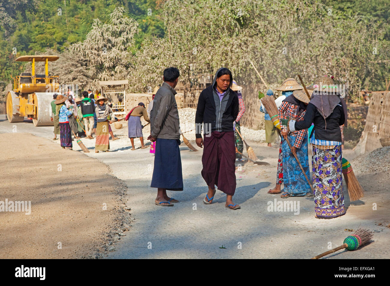Femmina lavoratori stradali, manuale operai spazzando con scope, Nyaungshwe, Stato Shan, Myanmar / Birmania Foto Stock
