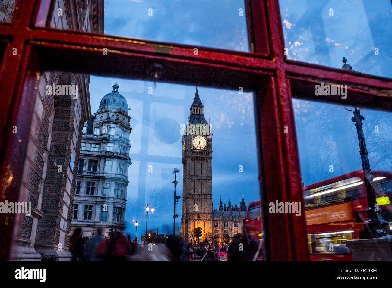 Big Ben Case del Parlamento, visto attraverso le finestre del tradizionale rosso K2 nella casella Telefono Westminster Londra Inghilterra REGNO UNITO Foto Stock