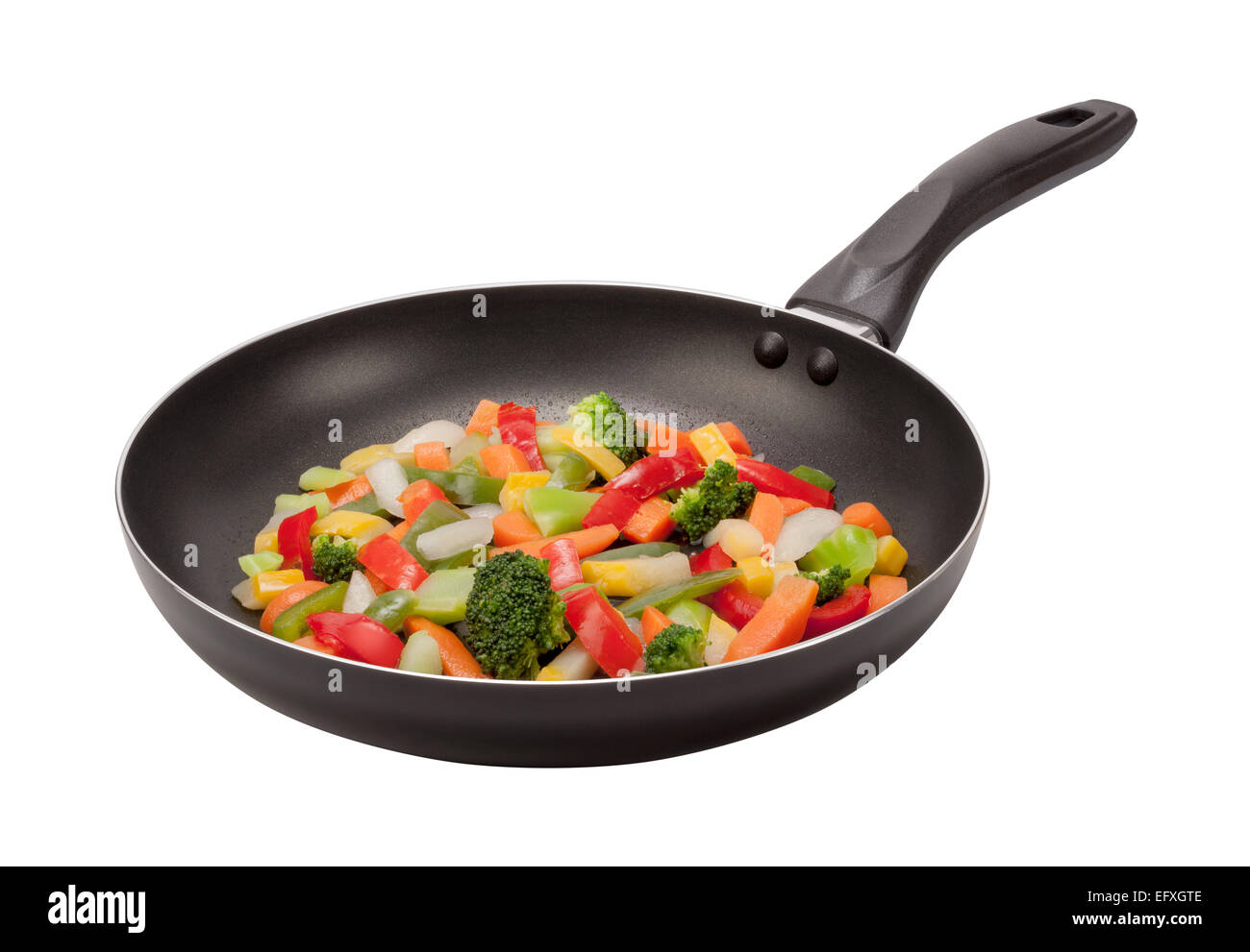 Rosolare le verdure in una padella isolato su bianco. L'immagine è in pieno la messa a fuoco, dalla parte anteriore a quella posteriore. Foto Stock