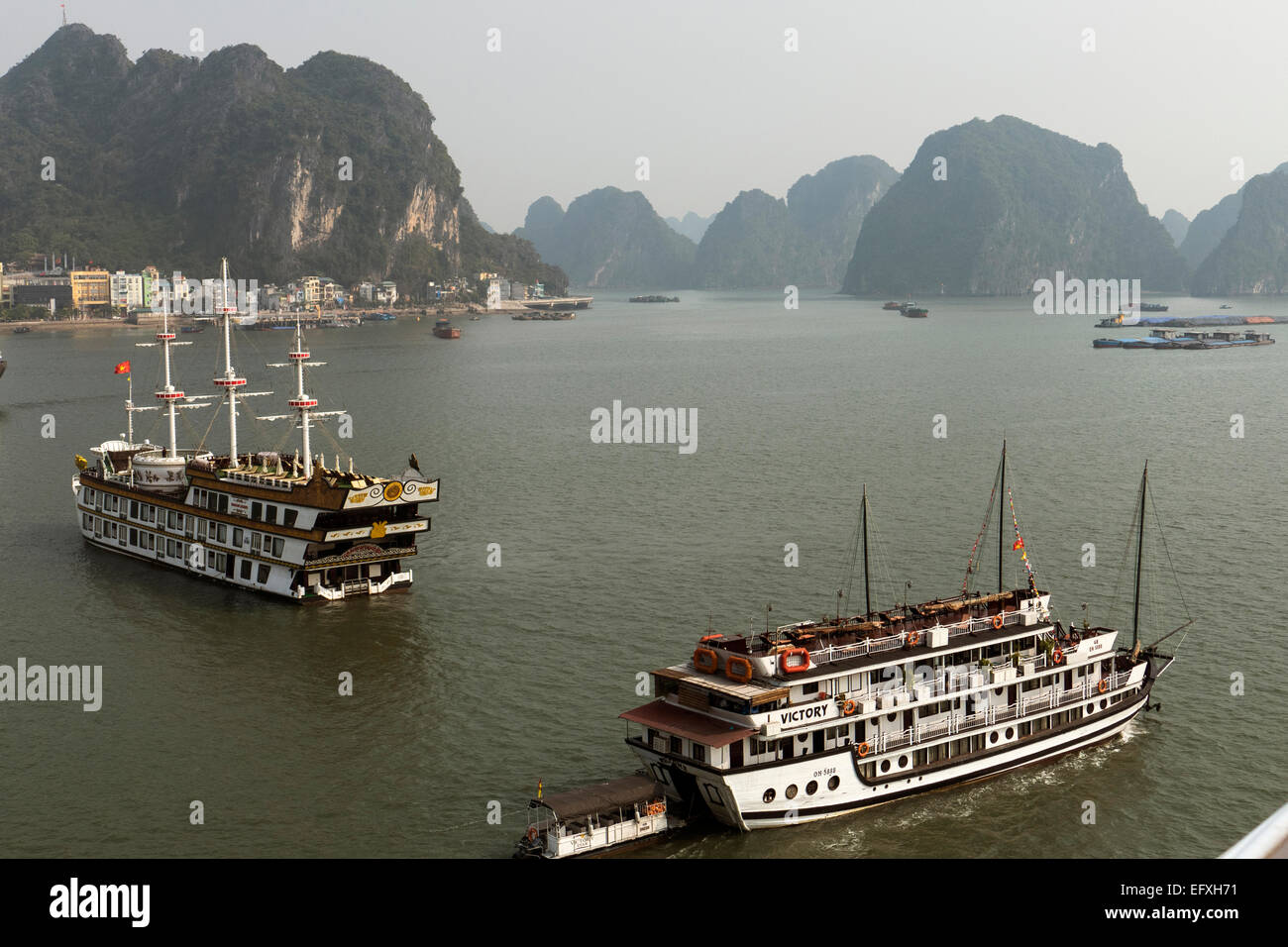 Il Vietnam, Halong Bay, le isole e le imbarcazioni da diporto Foto Stock