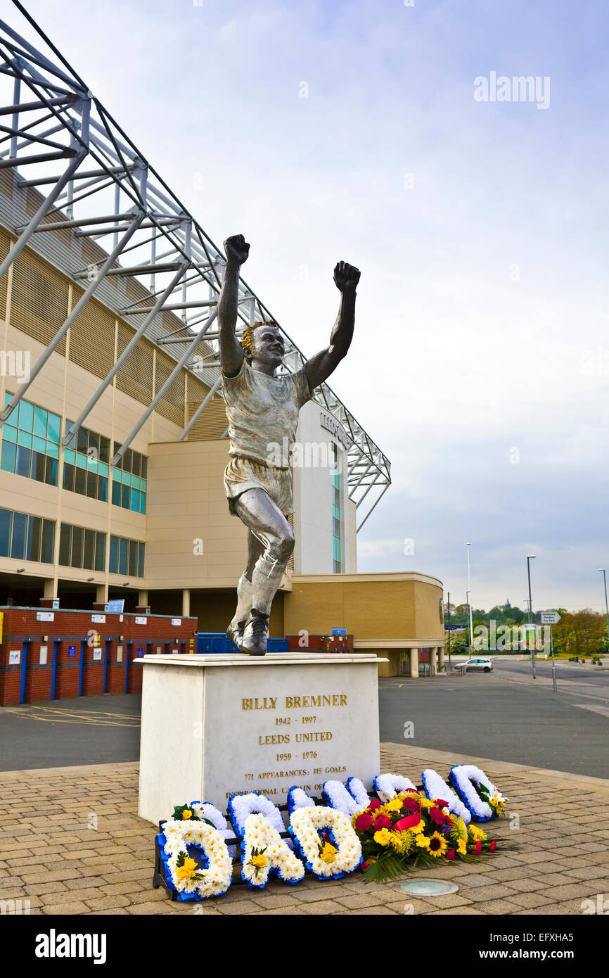 Una statua di ex Leeds' capitano Billy Bremner a Elland Road Stadium, casa di Leeds United Football Club. Foto Stock