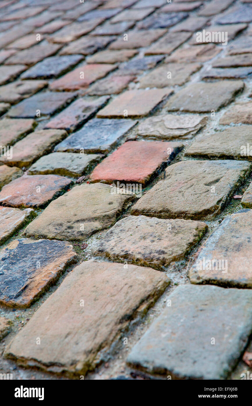 Dettaglio del vecchio acciottolato tradizionale strada in un villaggio sulle isole Scilly, Cornwall, Regno Unito Foto Stock