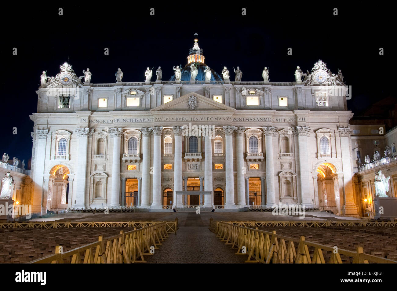 Night Shot della Basilica di San Pietro in Vaticano, Roma, Italia Foto Stock