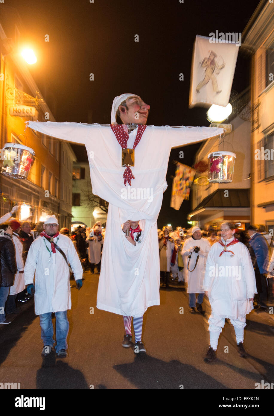 Radolfzell, Germania. Xi Febbraio, 2015. Giullari vestito in nightgowns passeggiata attraverso il centro della città durante il cosiddetto 'Hemdglonkerumzug' in Radolfzell, Germania, 11 febbraio 2015. I Giullari nightgowns usura e un bicchierino prima di andare a dormire. Con il "Hemdglonkerumzug', la Swabian-Alemannic Carnevale inizia. Foto: PATRICK SEEGER/dpa/Alamy Live News Foto Stock