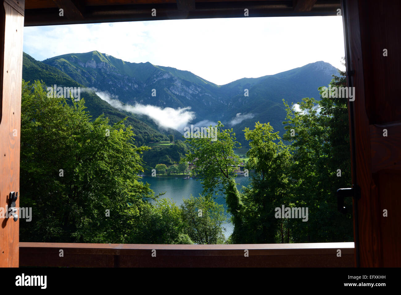 Montagna e lago vista da una casa vacanze finestra, Lago di Ledro, Dolomiti, Italia. Foto Stock