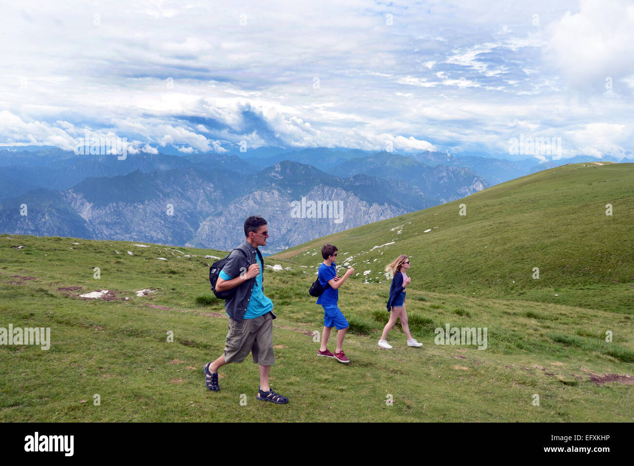 Gli adolescenti in vacanza in laghi italiani a piedi con il loro padre. Modello rilasciato Foto Stock