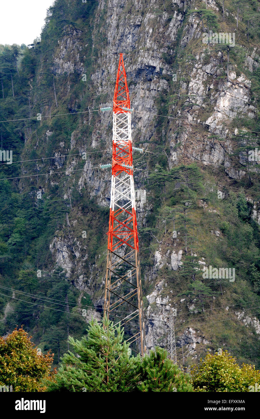 Torre alta tensione della linea di alimentazione in montagna. Foto Stock