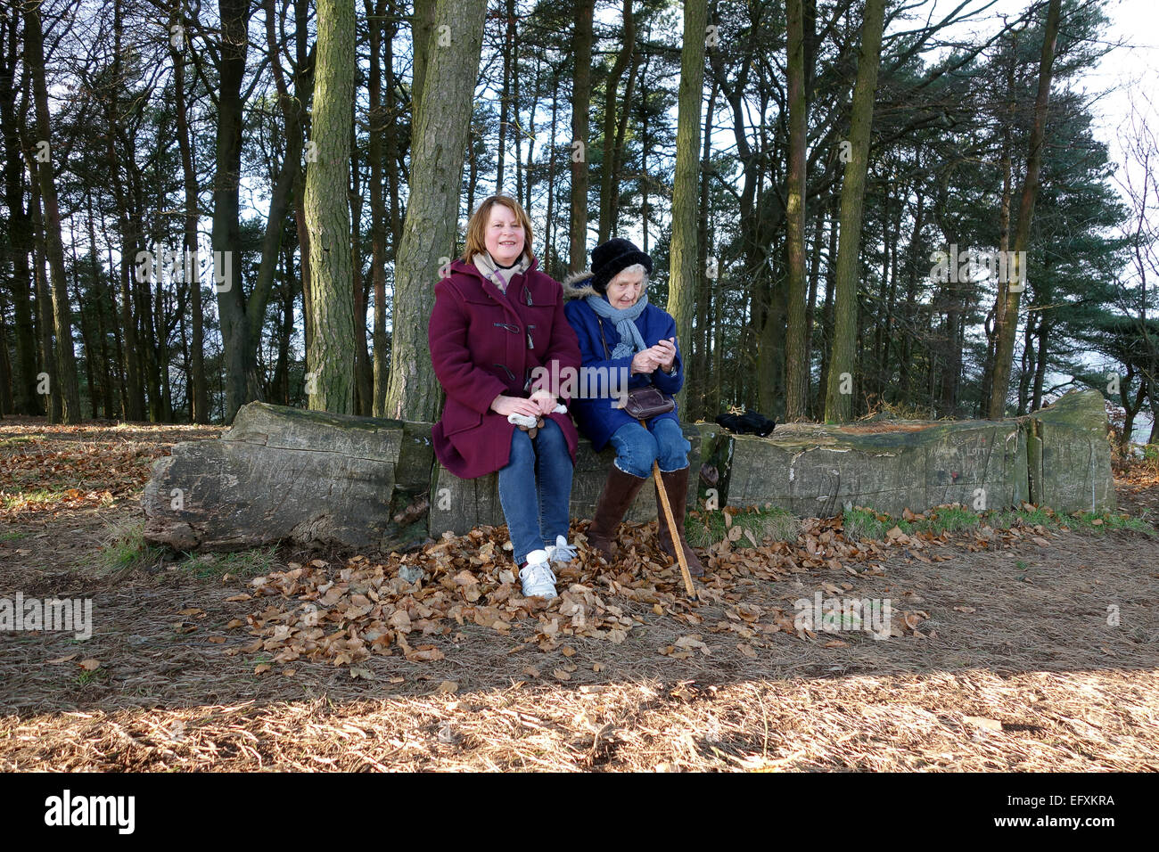 Walkers prendendo un riposo sulla collina Wrekin nello Shropshire 93 enne Connie Emmott con sua figlia Elizabeth sono entrambi il Signore Wi Foto Stock