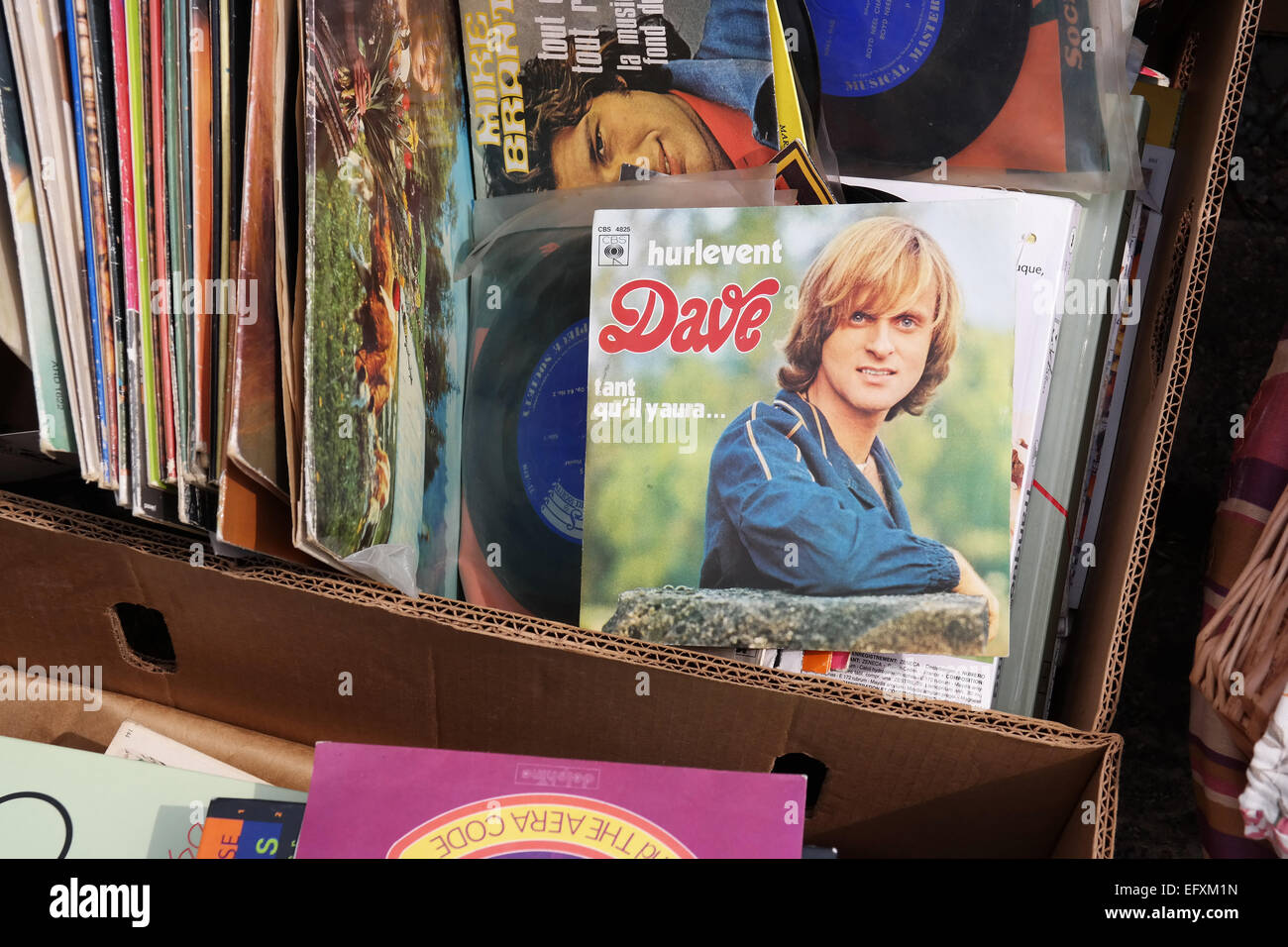 Belgio - Luglio 2014: singolo record di Dave un cantante francofono su un mercato delle pulci Foto Stock