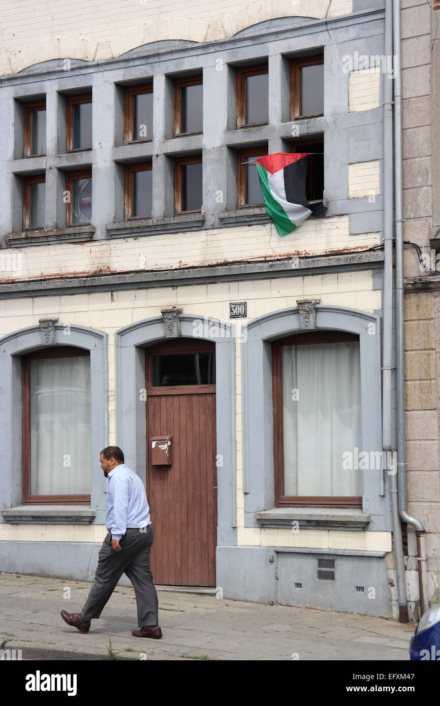 VERVIERS, Belgio - Luglio 2014: bandiera palestinese a una casa in un quartiere di immigrati in Verviers, Belgio Foto Stock