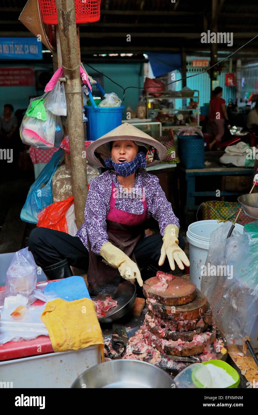 Donna che lavora in un tradizionale mercato vietnamita a ho Chi Minh City Foto Stock
