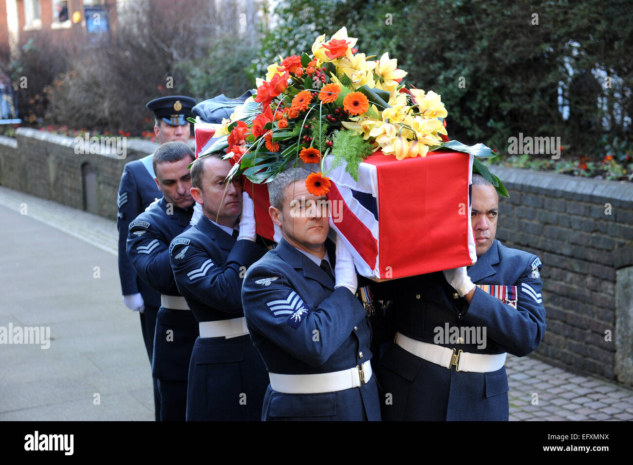 Funerali di Sir Jack Hayward pall portatori del reggimento di RAF che trasportano bara Foto Stock