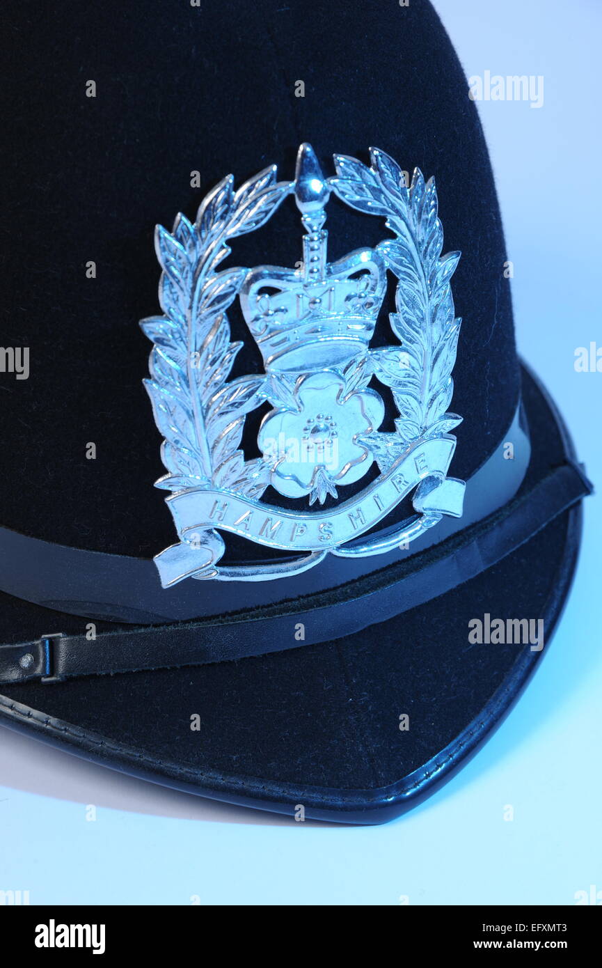 Poliziotto del casco uniforme con HAMPSHIRE police badge blu con luce di riempimento. Foto Stock