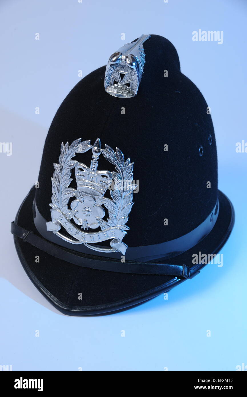 Poliziotto del casco uniforme con HAMPSHIRE police badge blu con luce di riempimento. Foto Stock