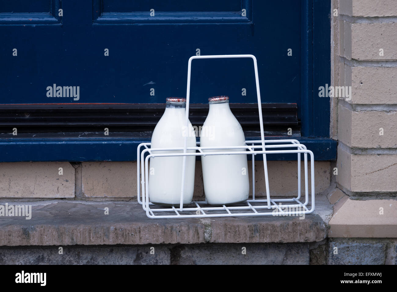 2 bottiglie di latte consegnato alla porta, Wales, Regno Unito. Foto Stock