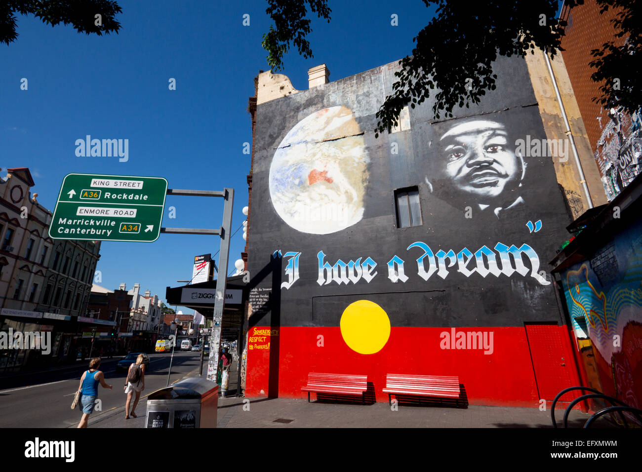 "Ho un sogno" Martin Luther King murale sulla bandiera Aborigena di sfondo sulla parete King Street Newtown interno periferia ovest di Sydney ne Foto Stock