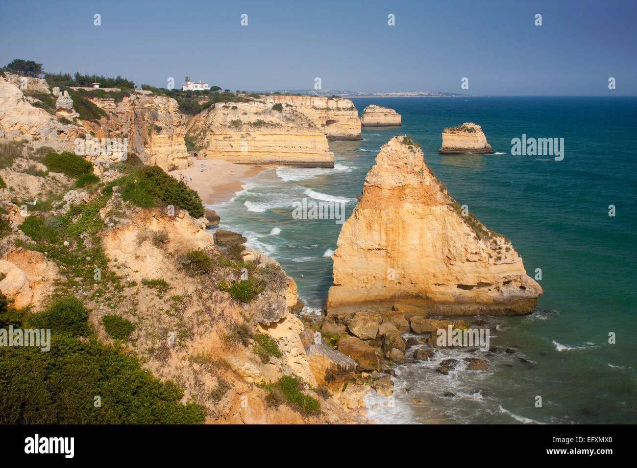 Praia da Marinha beach, scogliere e formazioni rocciose mare pile pile di roccia nei pressi di Alvor Algarve Portogallo Foto Stock