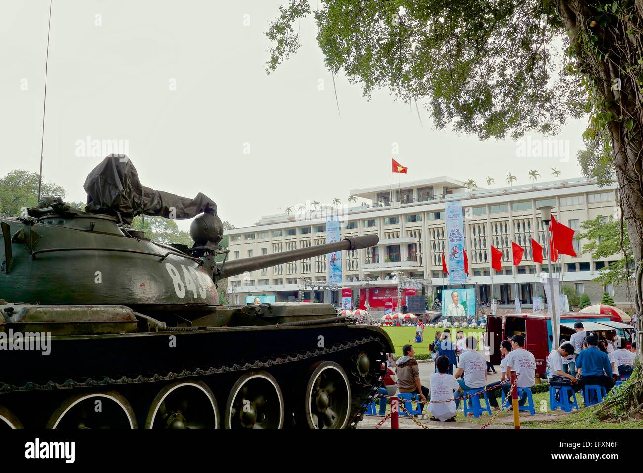 Serbatoio vietnamita all'ingresso del palazzo d'indipendenza, noto anche come il palazzo della riunificazione a ho Chi Minh City, Vietnam Foto Stock