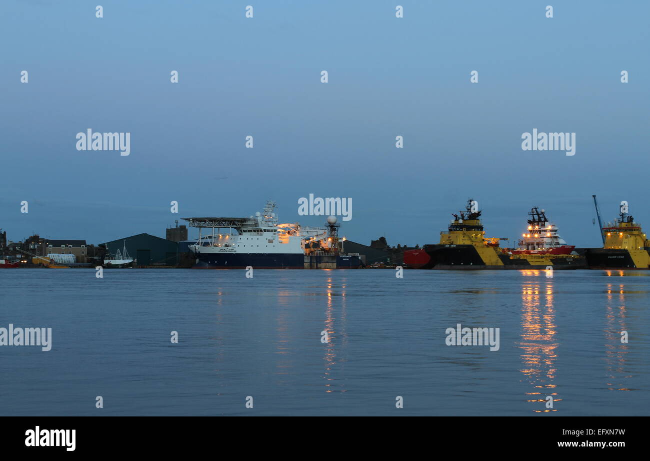 Alimentazione olio di imbarcazioni ormeggiate nel porto di montrose al tramonto scozia gennaio 2015 Foto Stock