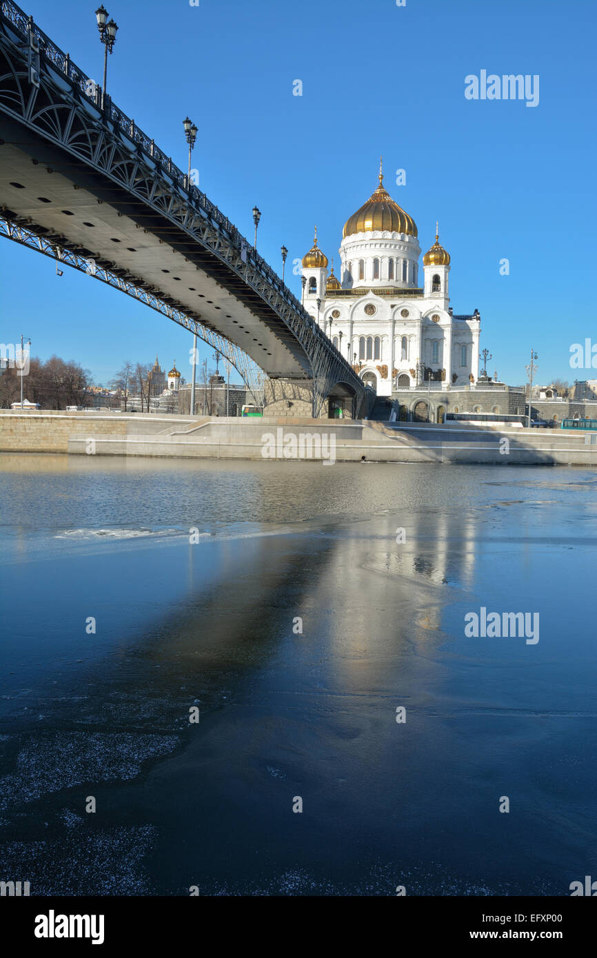 Mosca, la Cattedrale di Cristo Salvatore. La patriarcale ponte sul fiume di Mosca. Foto Stock