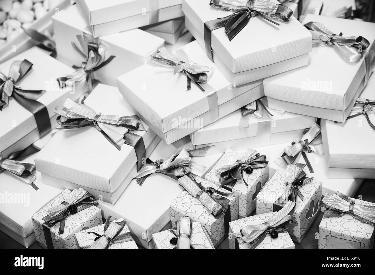 Immagine in bianco e nero di doni pila con nastri Foto Stock