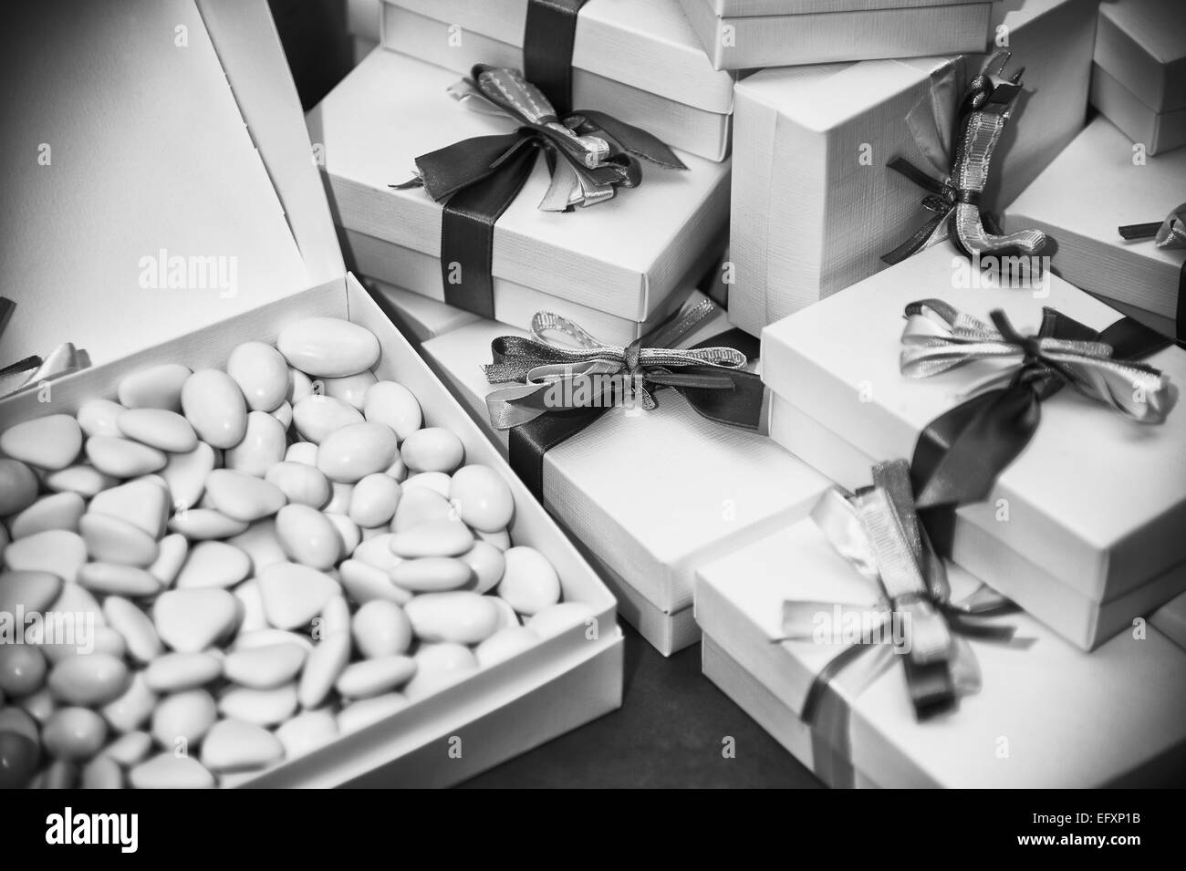 Immagine in bianco e nero di doni pila con nastri Foto Stock