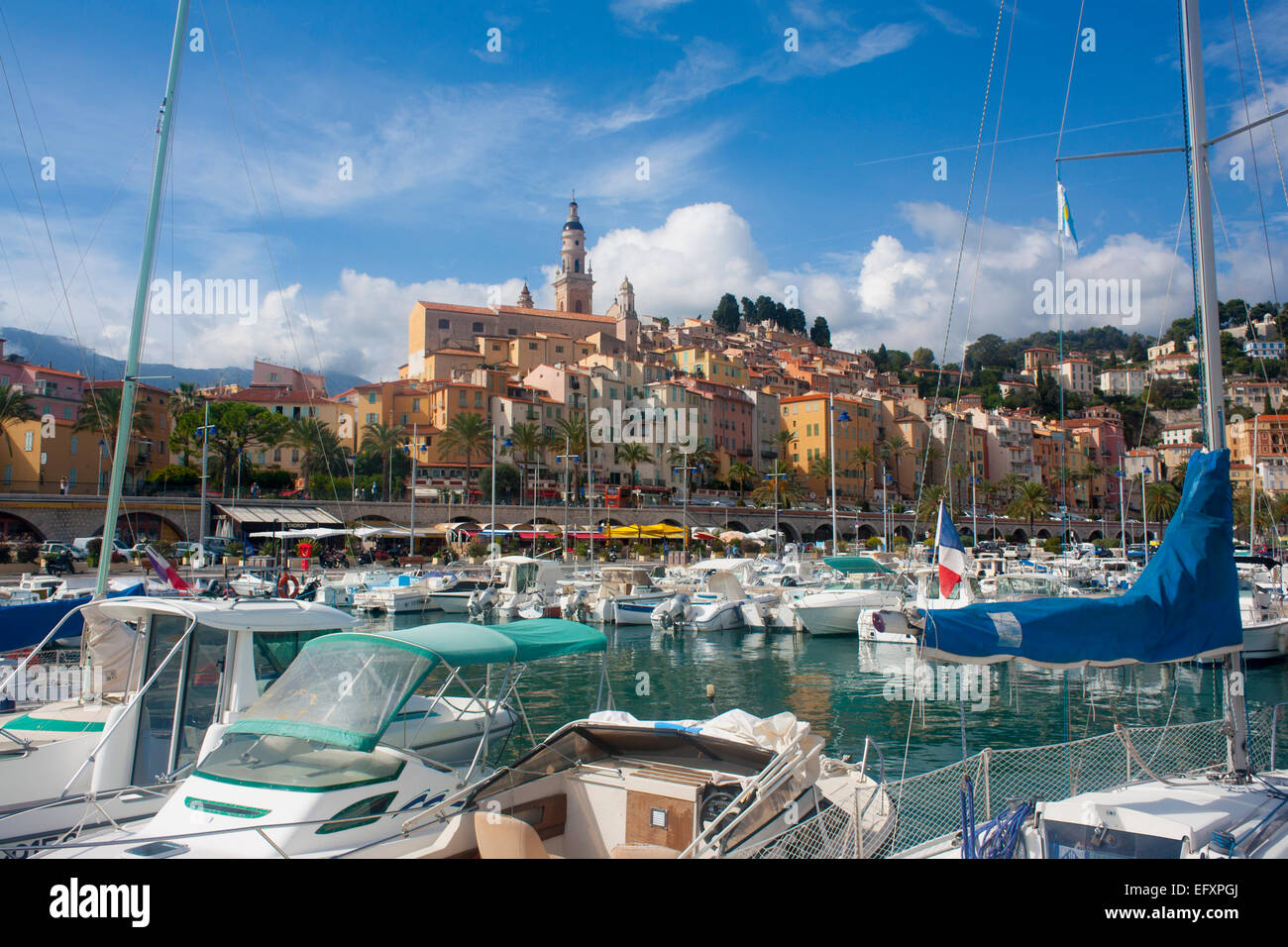 Menton porto e città con barche in primo piano Cote d Azur Riviera francese Provenza Francia Foto Stock