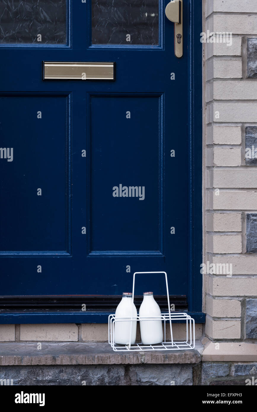2 bottiglie di latte consegnato alla porta, Wales, Regno Unito. Foto Stock