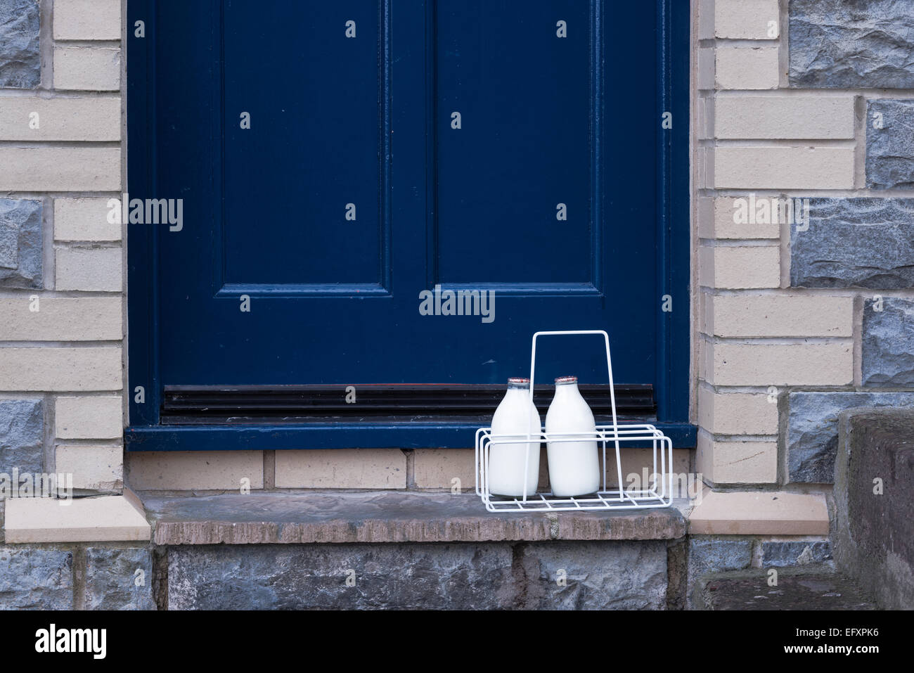 2 bottiglie di latte consegnato alla porta, Wales, Regno Unito. Foto Stock