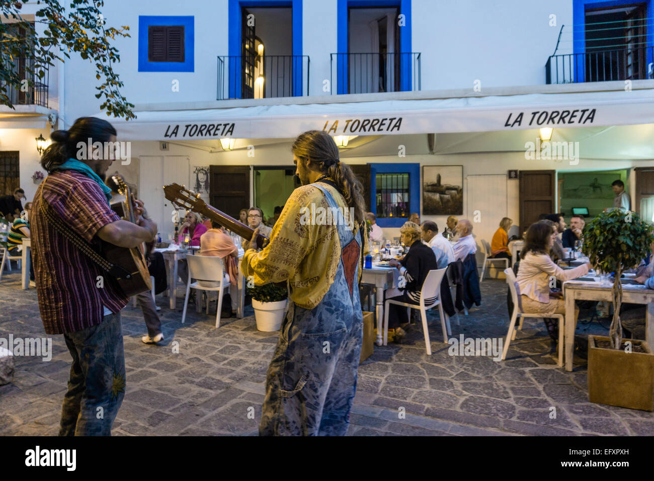 Musicisti di strada a Dalt Vila, il vecchio centro della città di Ibiza, Spagna Foto Stock