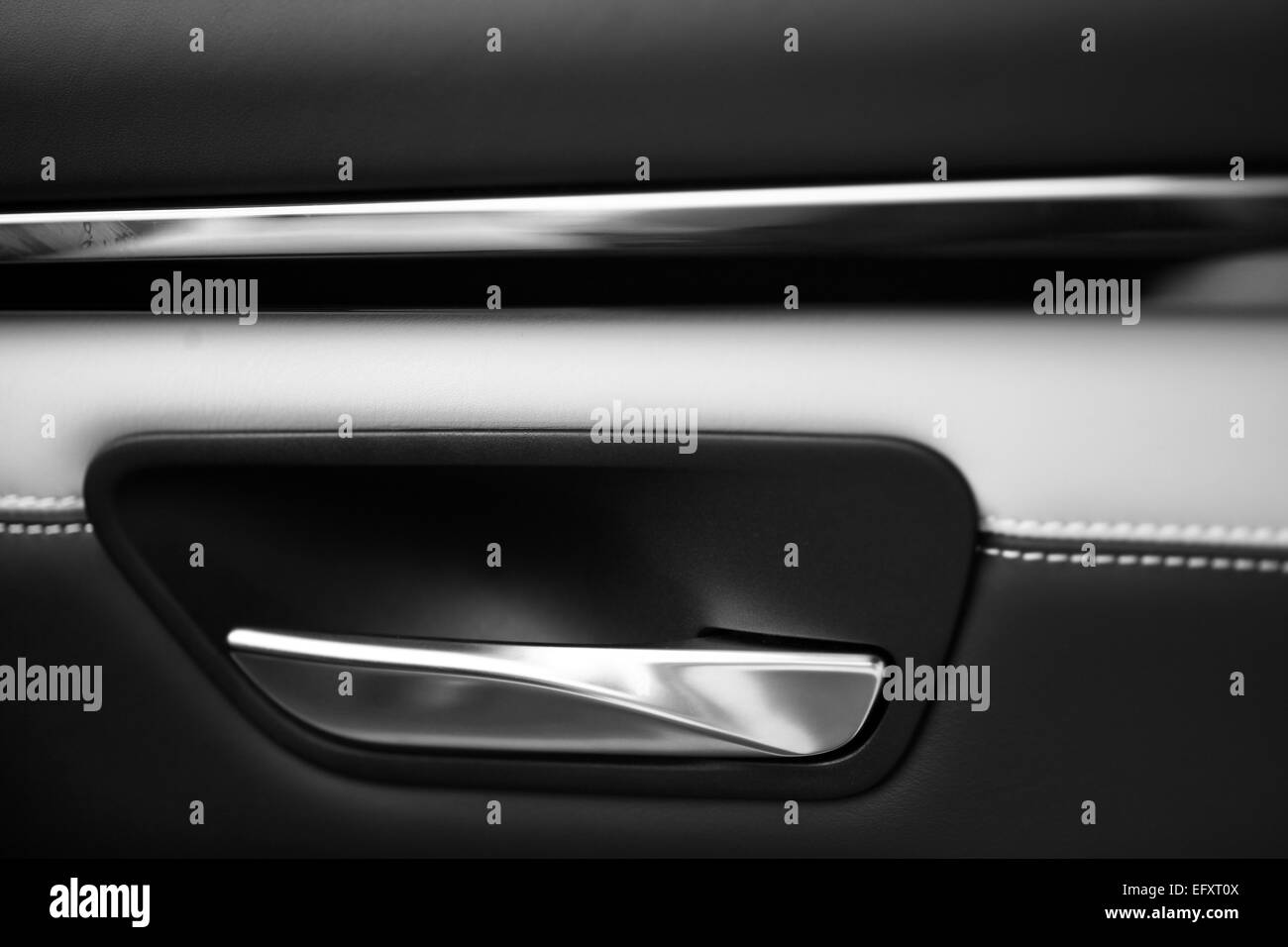 Dettaglio di un dispositivo di apertura dello sportello dall'interno di un'auto. Foto Stock