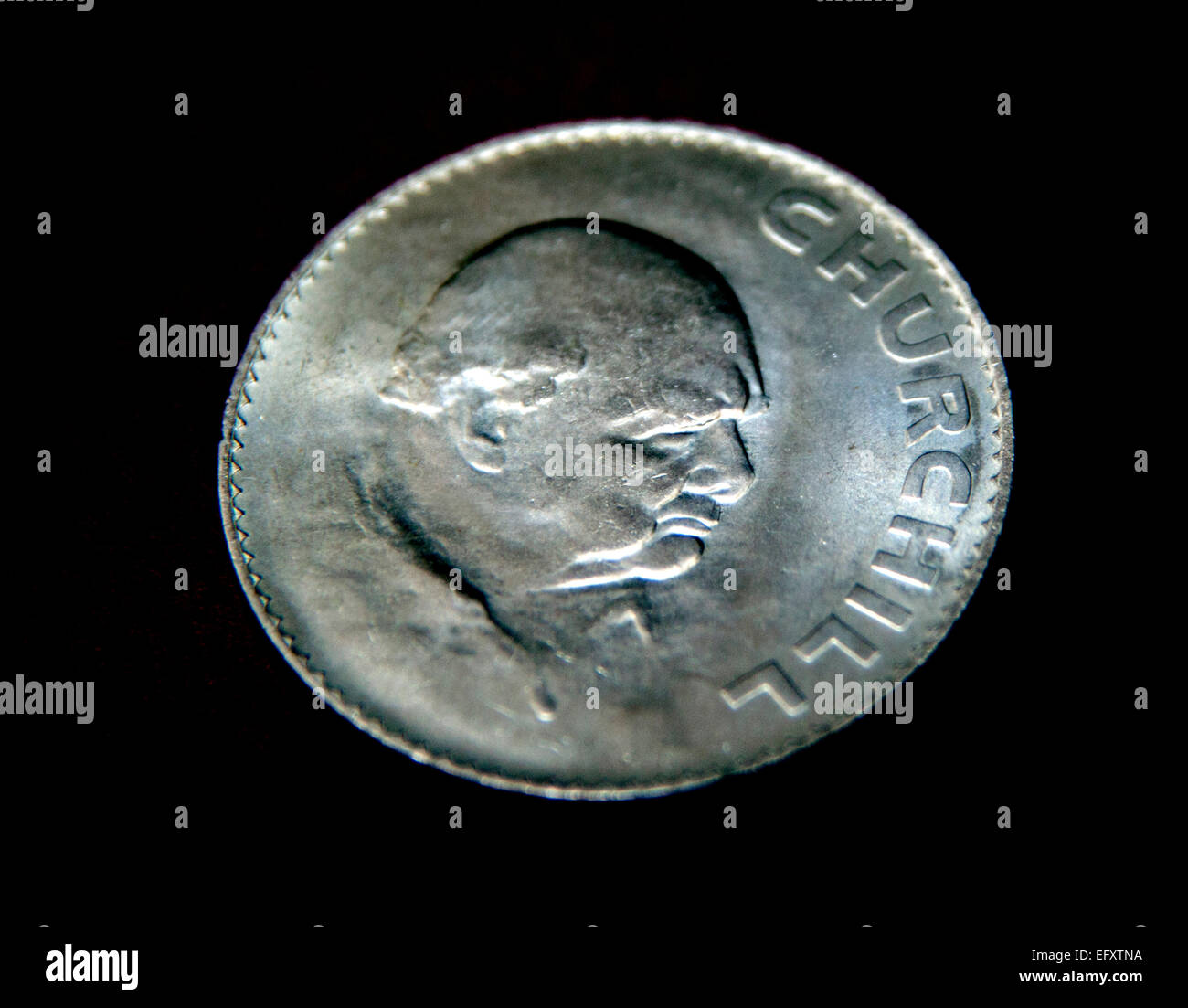 Coin colpito dalla Royal Mint nel 1965 per contrassegnare la morte di Sir Winston Churchill, Londra Foto Stock