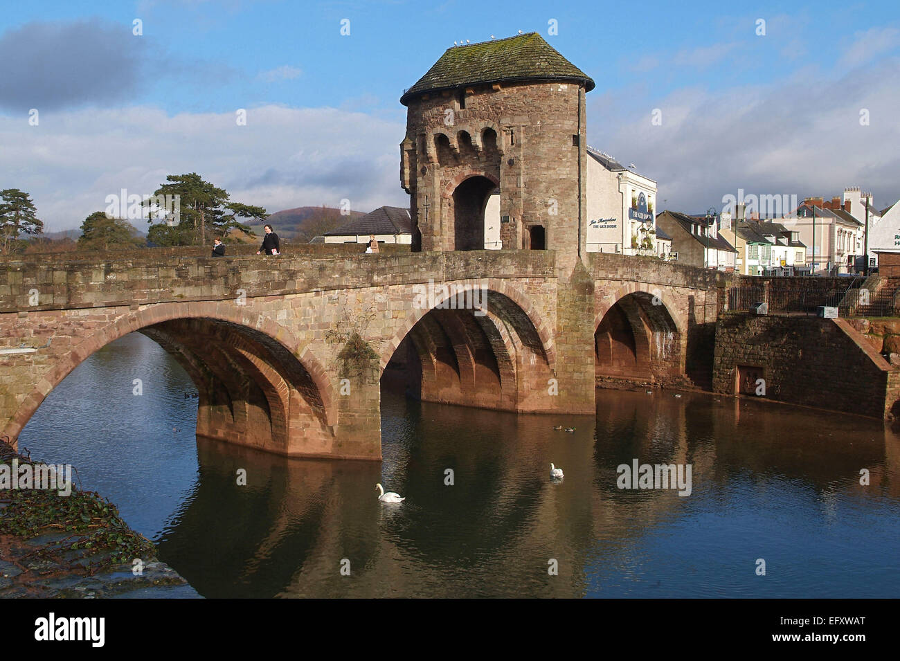 Monmouth il capoluogo della contea di Monmouthshire,Galles,UK che mostra la Monow 13c.ponte medievale,shire hall con la statua di Henry V.a Foto Stock