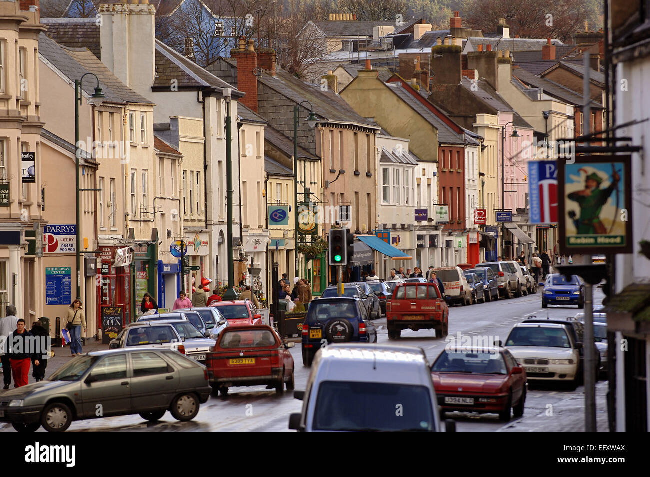 Monmouth il capoluogo della contea di Monmouthshire,Galles,UK che mostra la Monow 13c.ponte medievale,shire hall con la statua di Henry V.a Foto Stock