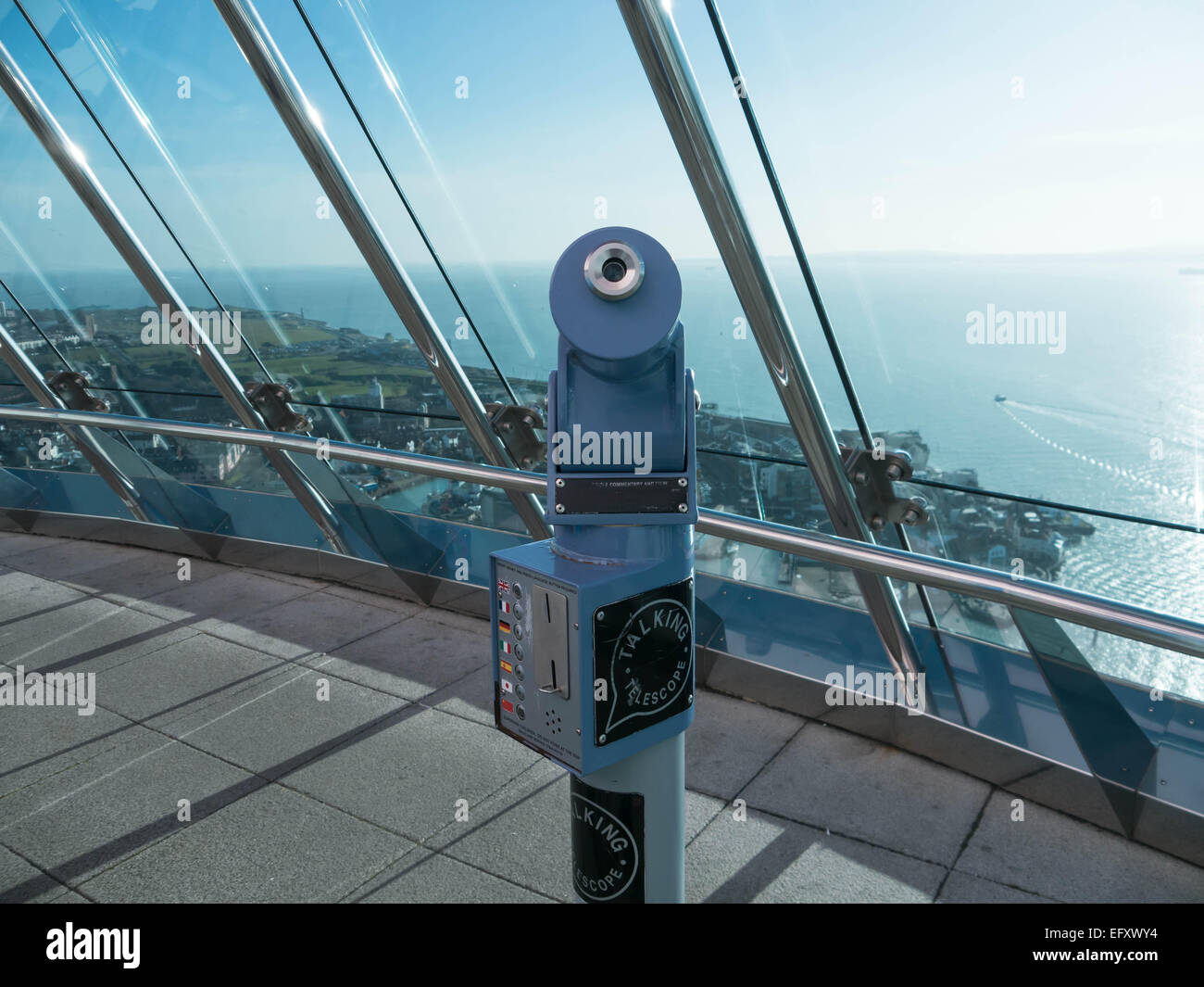 Un telescopio parlante sul deck di visualizzazione numero uno della Spinnaker Tower di Portsmouth, Inghilterra Foto Stock