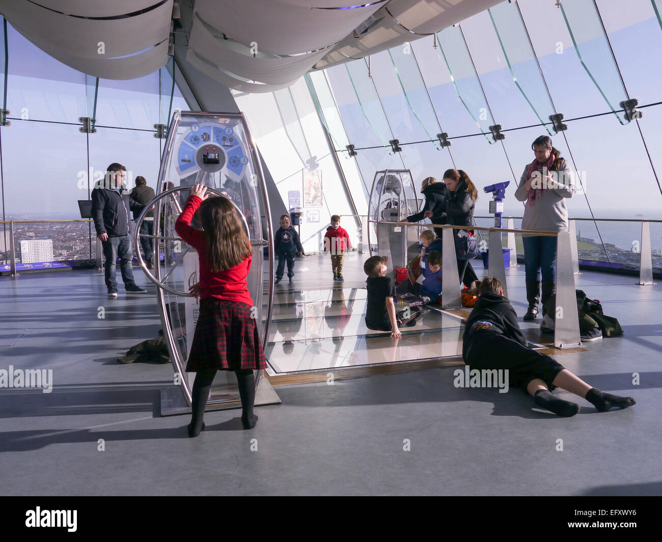 Gli ospiti si affacciano sul Solent dal deck di visualizzazione numero uno dentro la Spinnaker Tower, Portsmouth, Inghilterra Foto Stock