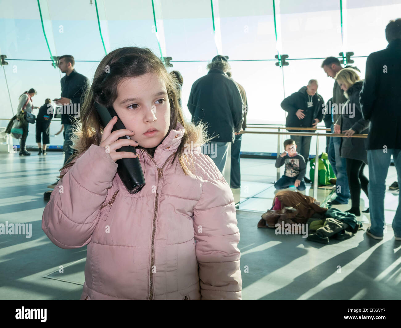 Una giovane ragazza utilizza una guida parlante dispositivo interno al spinnaker tower di Portsmouth, Inghilterra Foto Stock