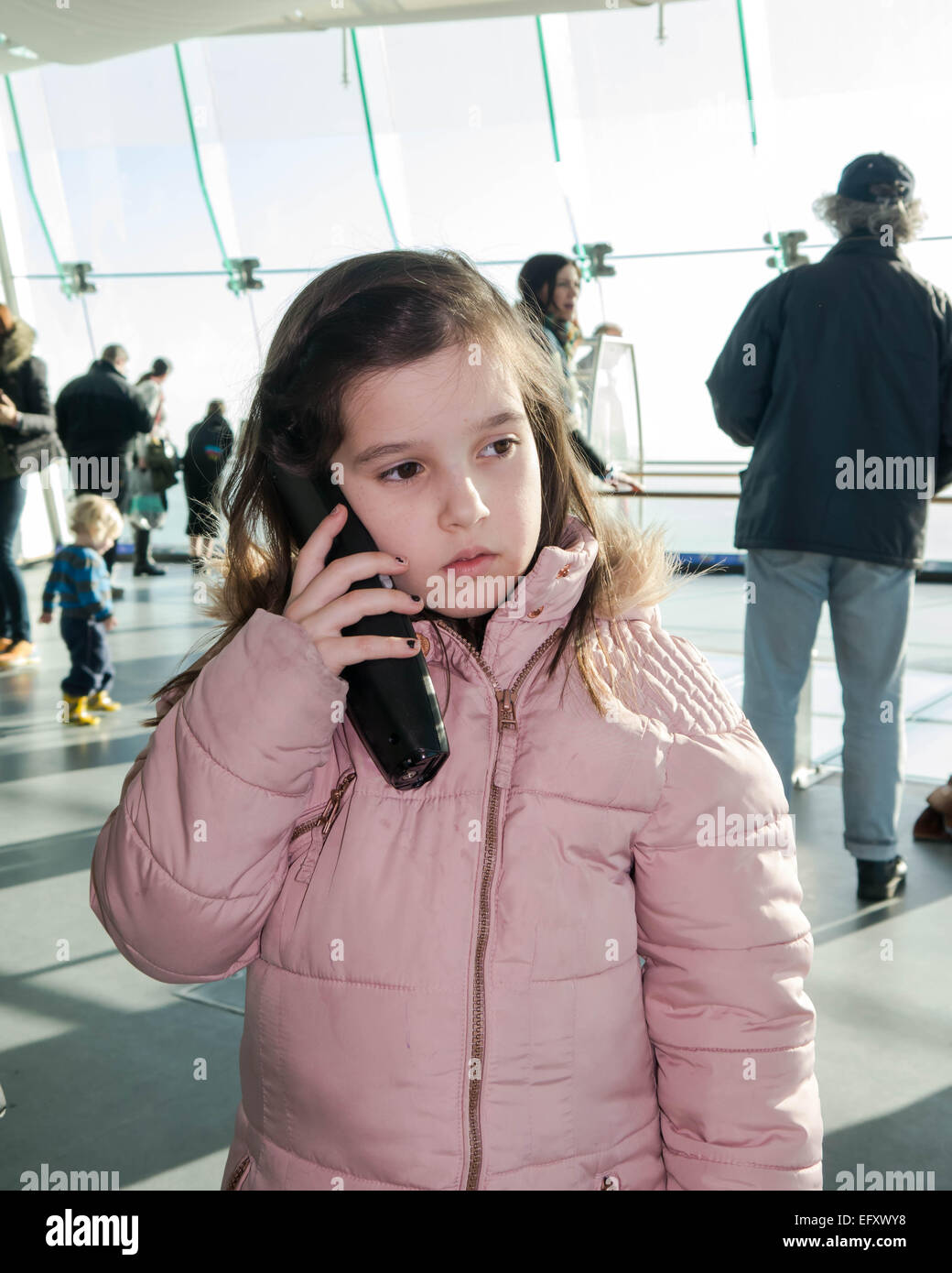 Una giovane ragazza utilizza una guida parlante dispositivo interno al spinnaker tower di Portsmouth, Inghilterra Foto Stock