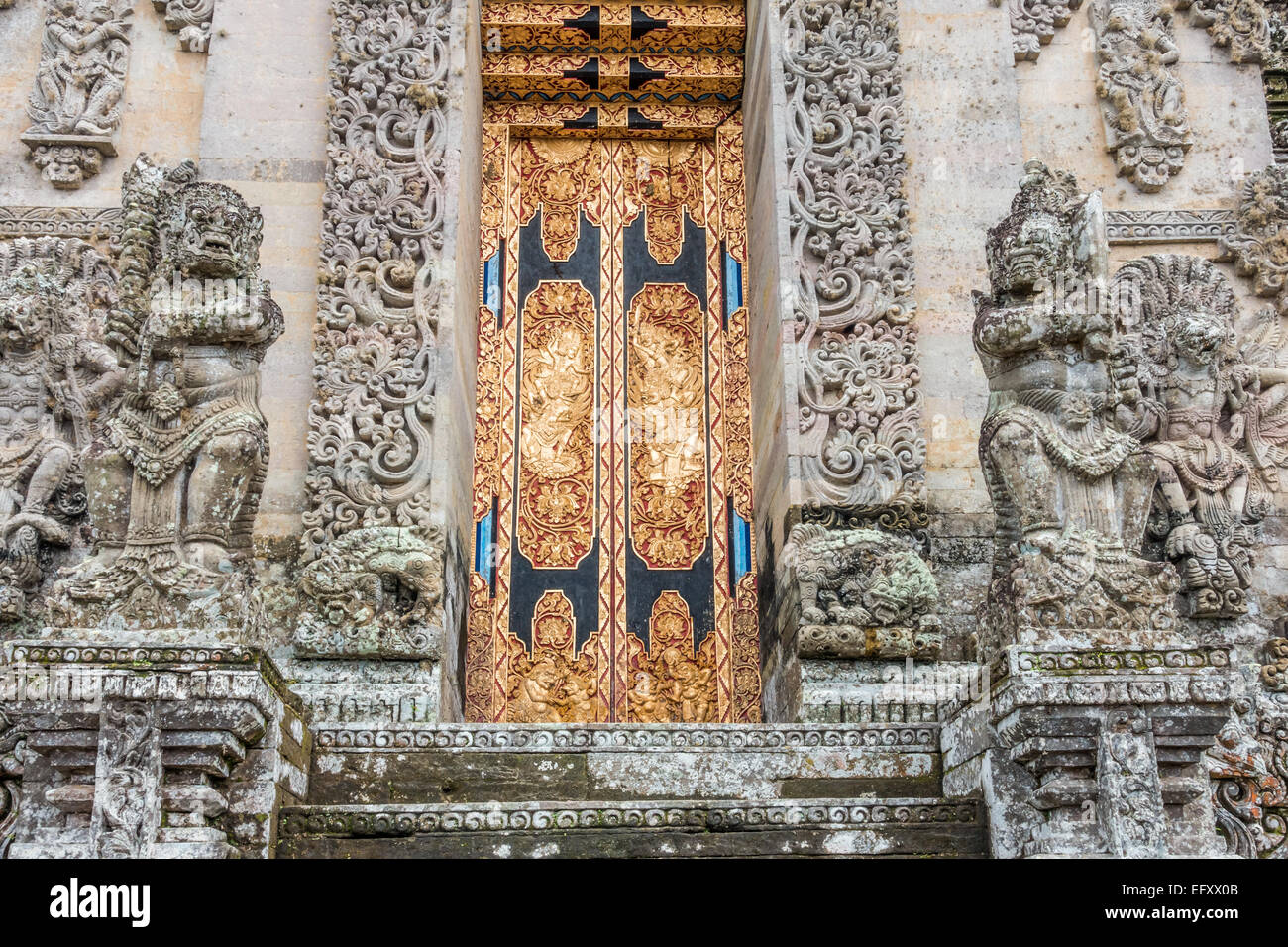 Color oro porte anteriore al tempio indù Pura Kehen Bangli Bali Indonesia Foto Stock