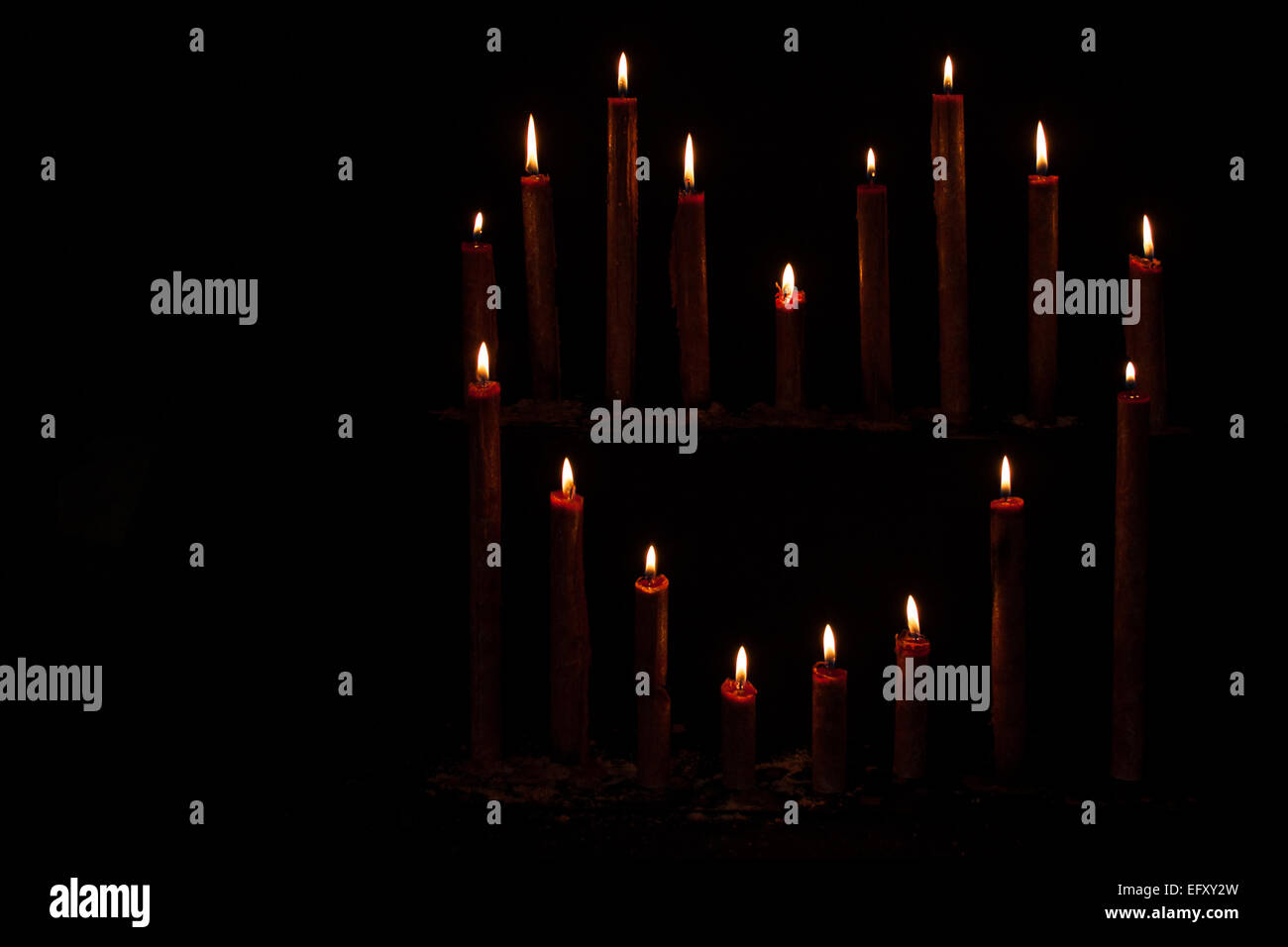 Ardente amore forma candele in uno sfondo scuro, con spazio per i progettisti di testo Foto Stock