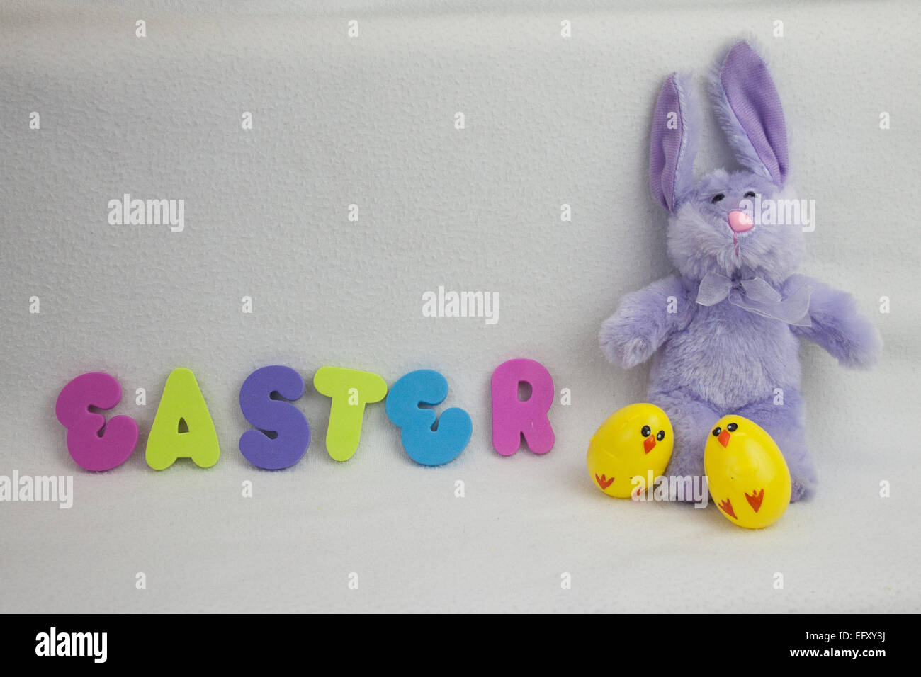 Colorate immagine di Pasqua e il tema con la Pasqua è enunciato nelle lettere di schiuma, con bunny e uova Foto Stock