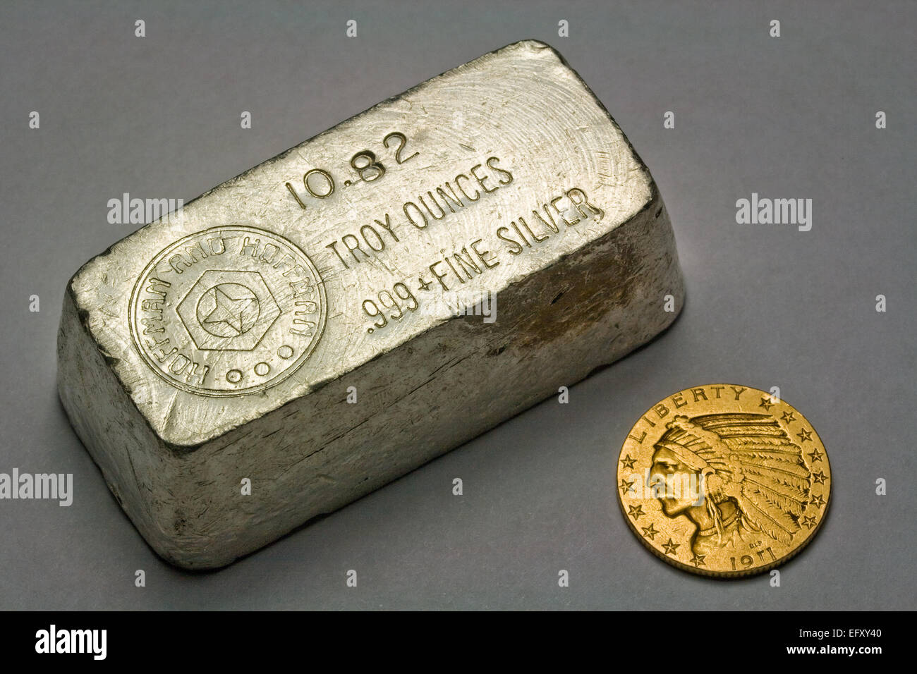 Vecchio versata e timbrato silver bullion Bar e 1911 cinque dollari di Stati Uniti moneta in oro Foto Stock