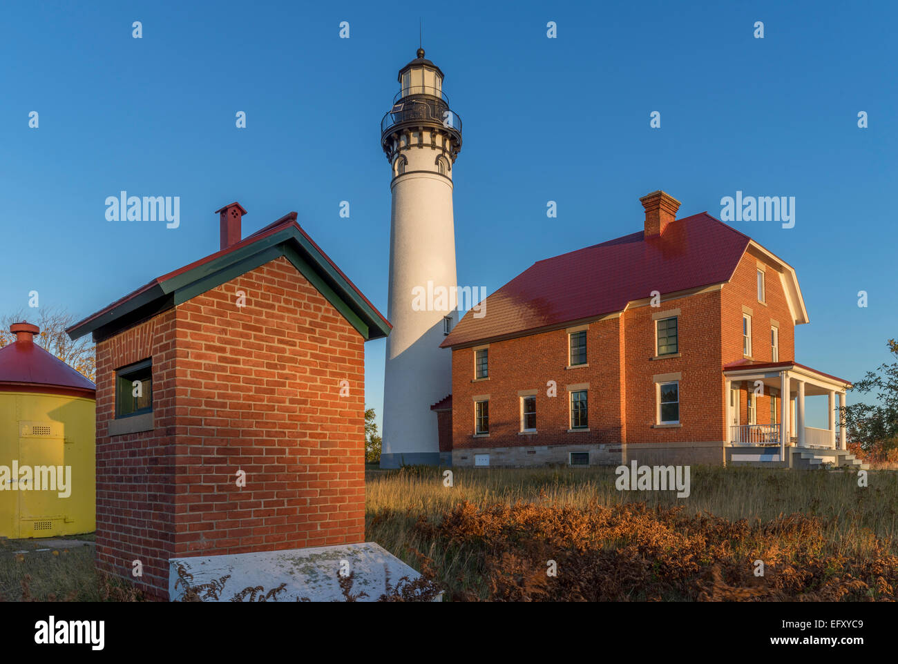 Pictured Rocks National Lakeshore, MI: Sunrise luce su Au Sable Stazione di luce (1874) su Au Sable punto Foto Stock