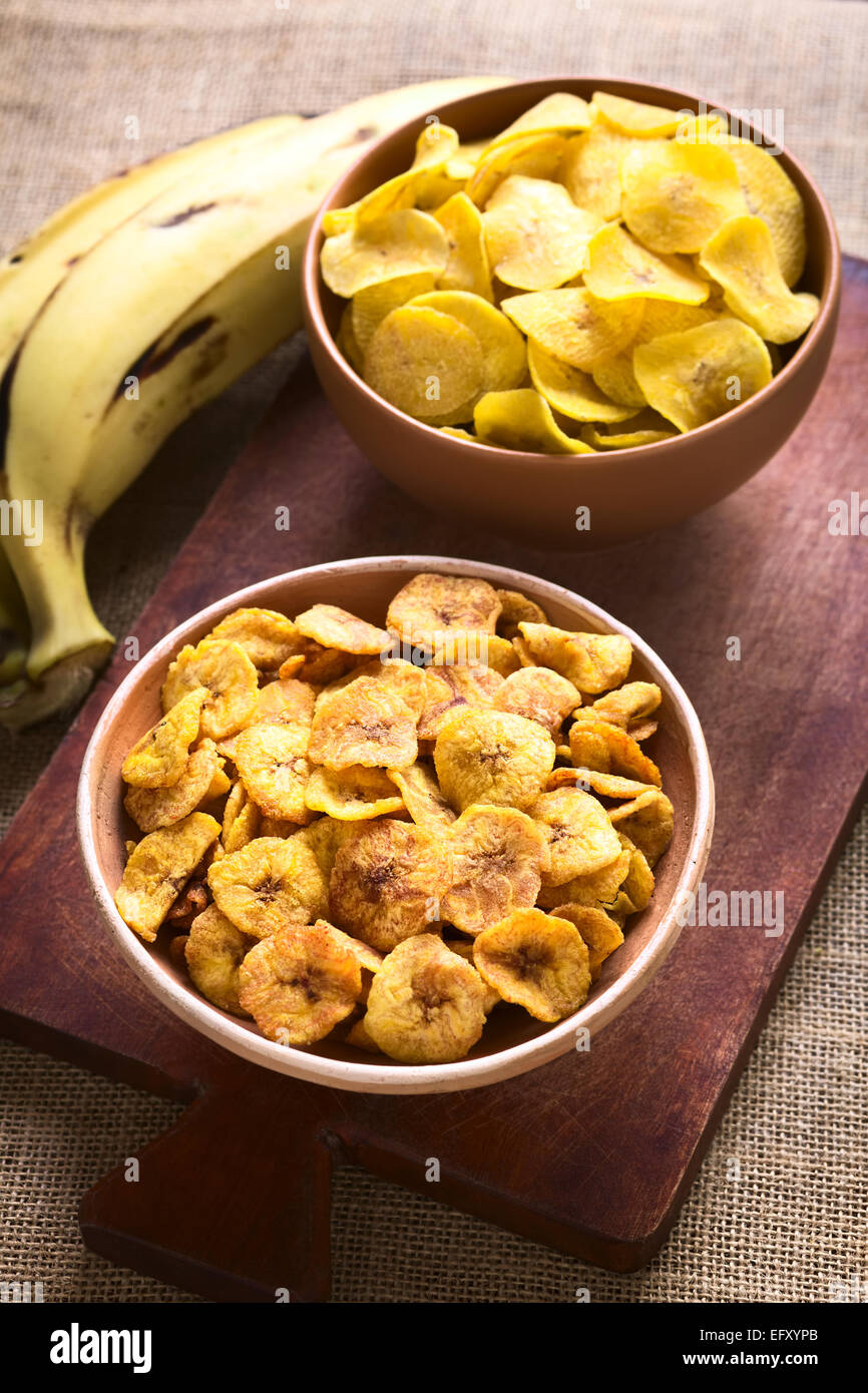 Bocce di dolci (anteriore) e salato (retro) piantaggine chip, un popolare snack in Sud America fotografati con luce naturale Foto Stock