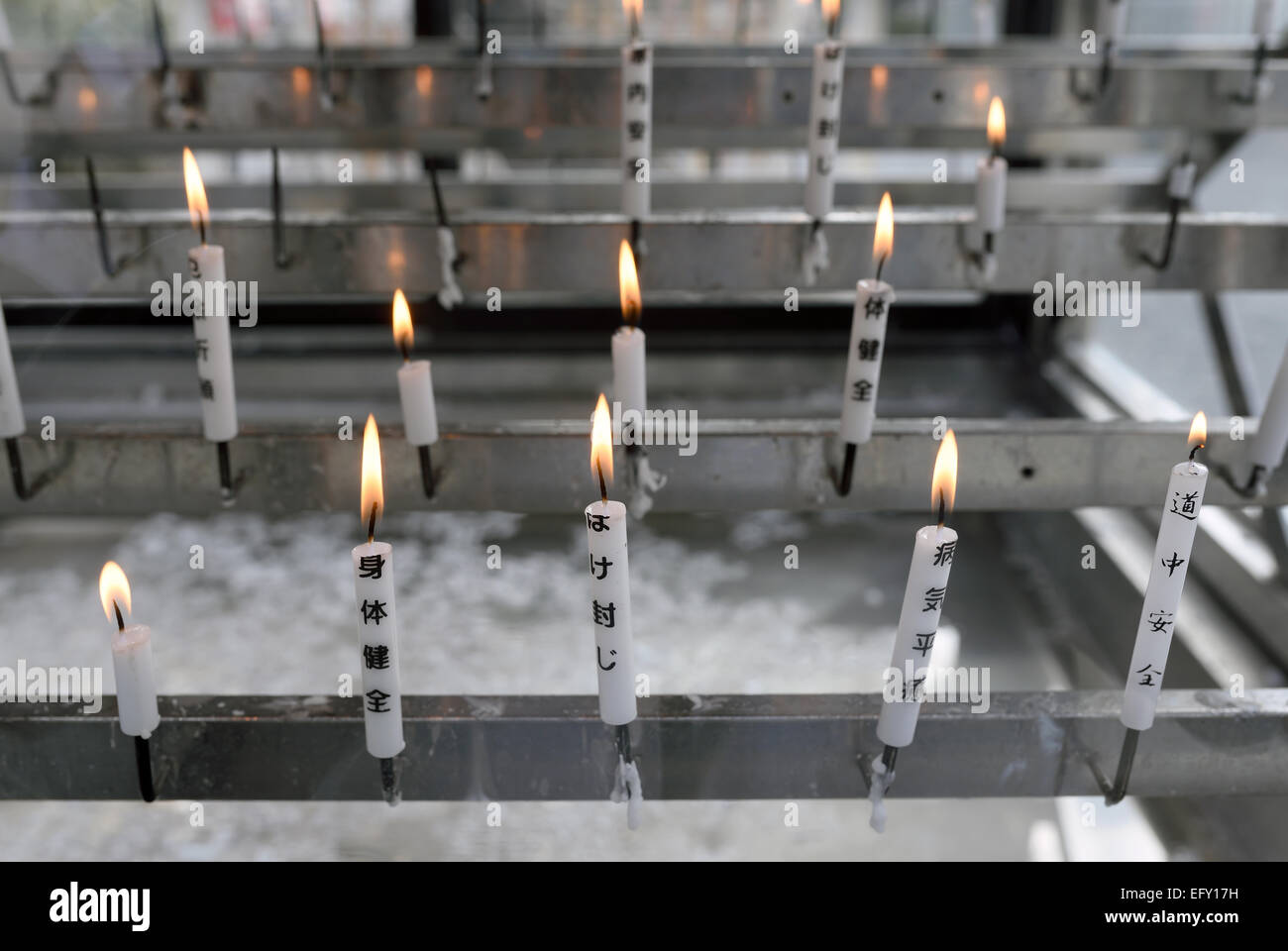 Fila di candela nel Buddismo Giapponese tempio Foto Stock