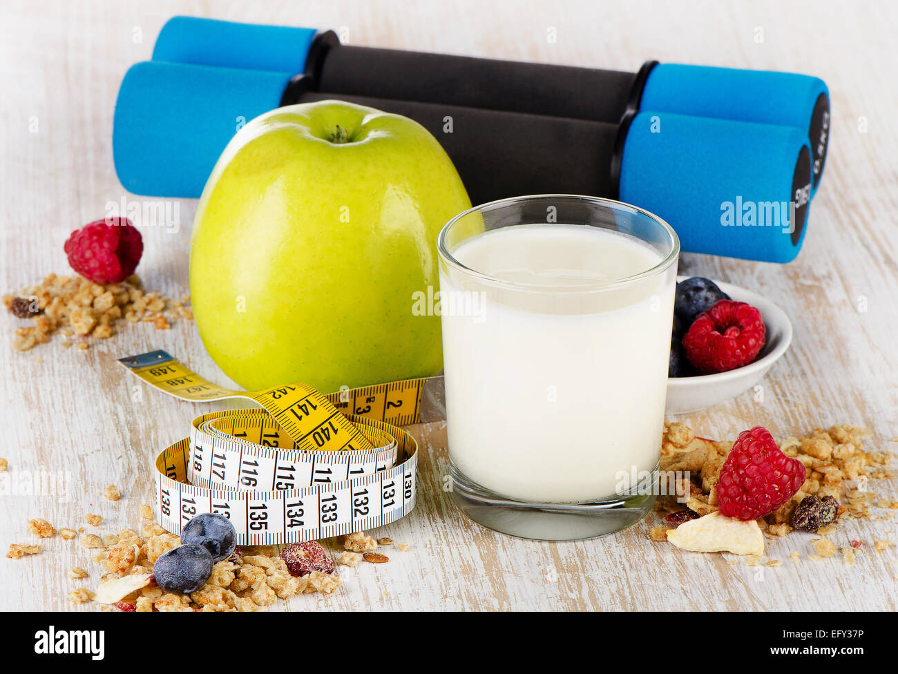 Alimentazione sana cibo su sfondo di legno. Messa a fuoco selettiva Foto Stock