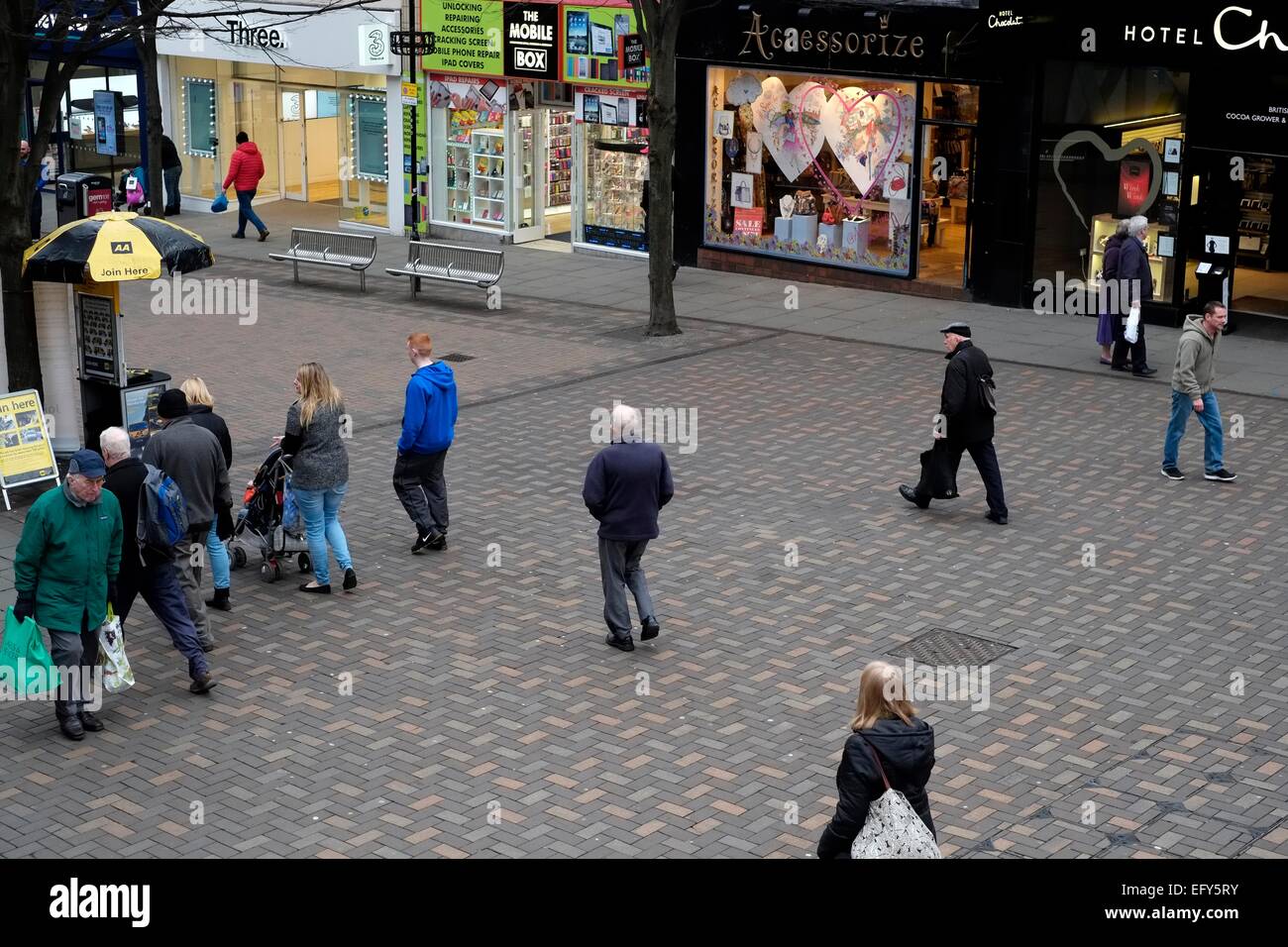 La gente a piedi circa su un area pedonale del centro città street Nottingham England Regno Unito Foto Stock