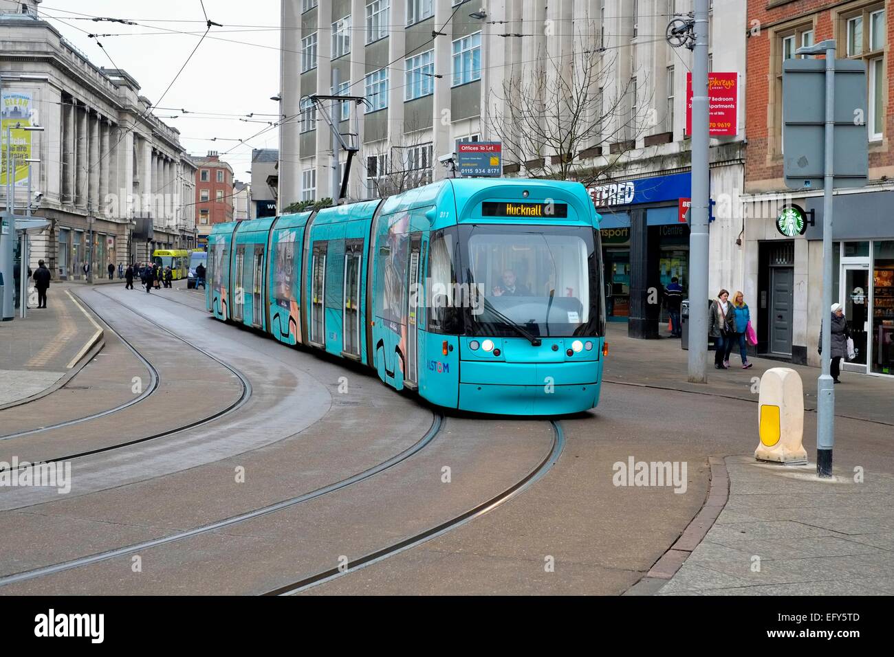 Dipinto di blu il tram in piazza del vecchio mercato Nottingham City Centre Inghilterra Regno Unito Foto Stock