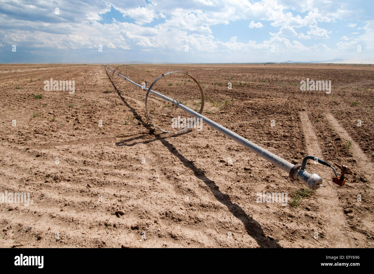 Ruota di sprinkler in linea secco campo incolto in sud-Idaho centrale Foto Stock